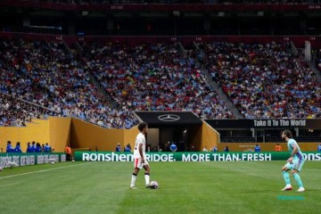 瓜迪奥拉再秀骚操作！曼城6球大胜提前出线，亚洲豪门两战净输11球