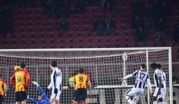 离谱?24岁意甲红星强行抢罚点球 进球后无人庆祝+随即被换下