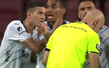 一场2-4！让穆帅灰头土脸：球队耻辱一败，欧冠附加赛通关难了