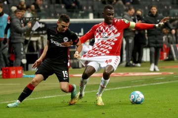 德甲中下游球队对决:法兰克福与基尔狭路相逢,胜负难料的较量