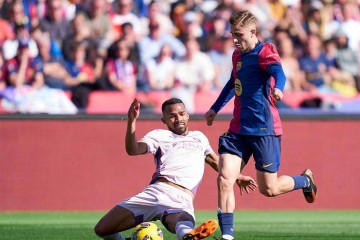 48万球迷见证,莱万绝世进球!巴萨20场不败,稳坐西甲榜首